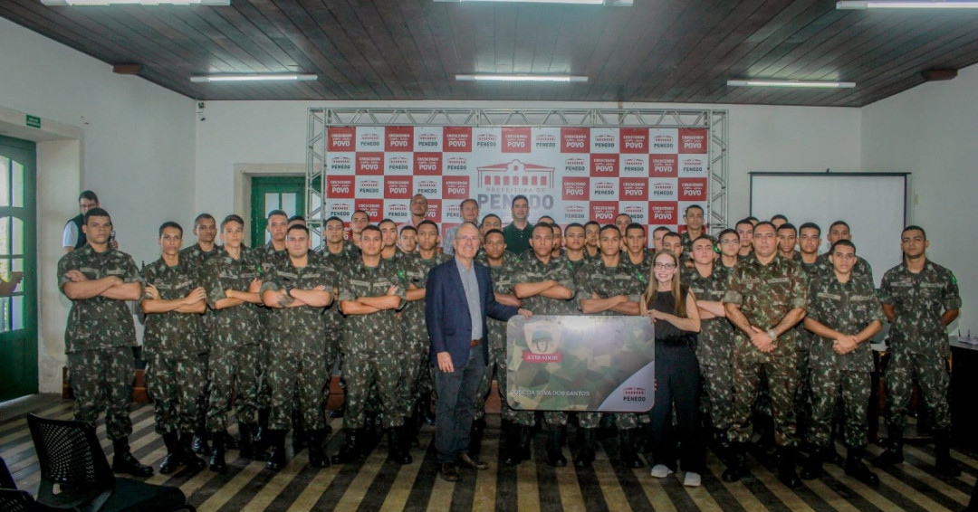 Cartão Bolsa Atirador é entregue para nova turma do Tiro de Guerra de Penedo