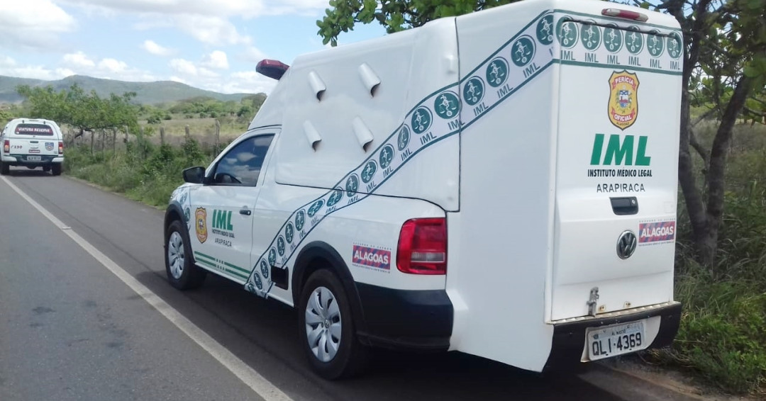 Homem é assassinado com golpes de arma branca dentro de sua residência em Penedo