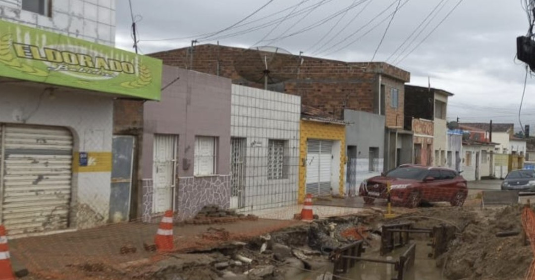 Prefeitura de Penedo notifica empresa por atrasos em obra de esgotamento sanitário na Rua Tupinambás