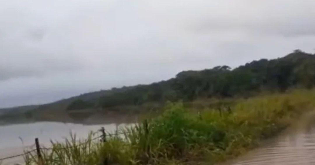 Homem é resgatado após ser arrastado por correnteza ao tentar pescar em Penedo