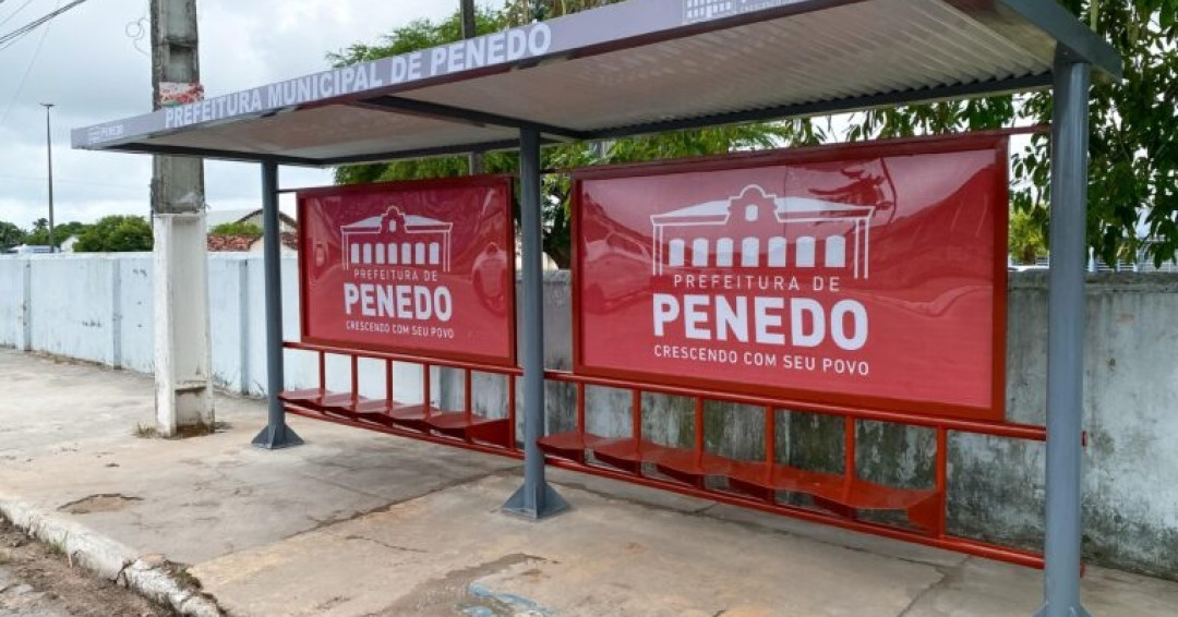 Prefeitura de Penedo instala novos abrigos de ônibus em diferentes pontos da cidade