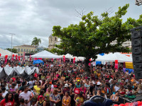 Multidão celebra 1º ano do Programa Assistência Com Você em Penedo com show de prêmios