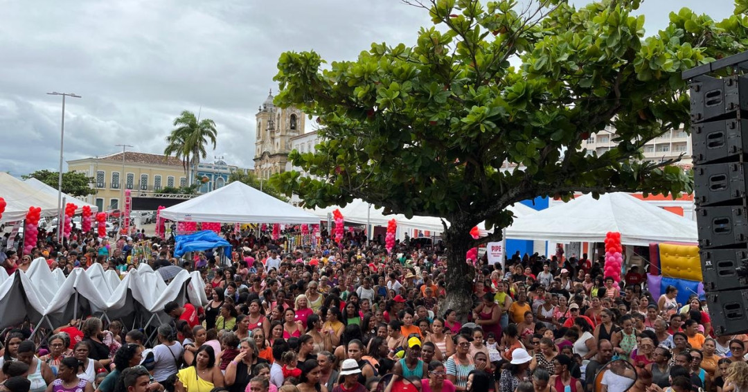 Multidão celebra 1º ano do Programa Assistência Com Você em Penedo com show de prêmios do Dia das Mães