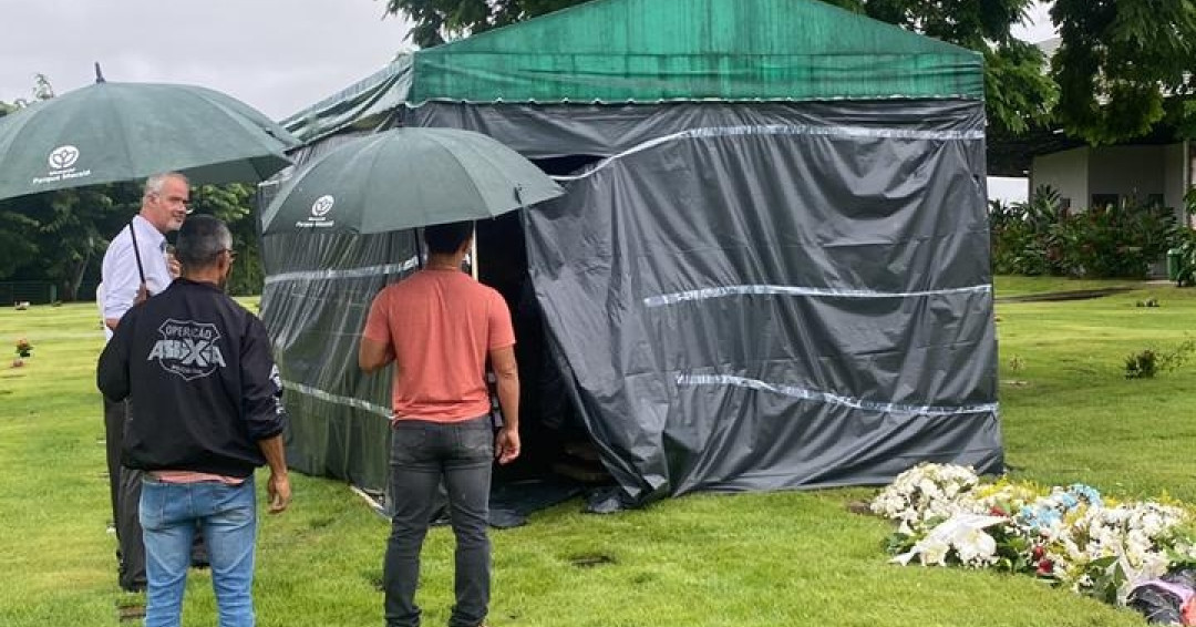 Corpos de crianças são exumados para confirmar se elas foram envenenadas