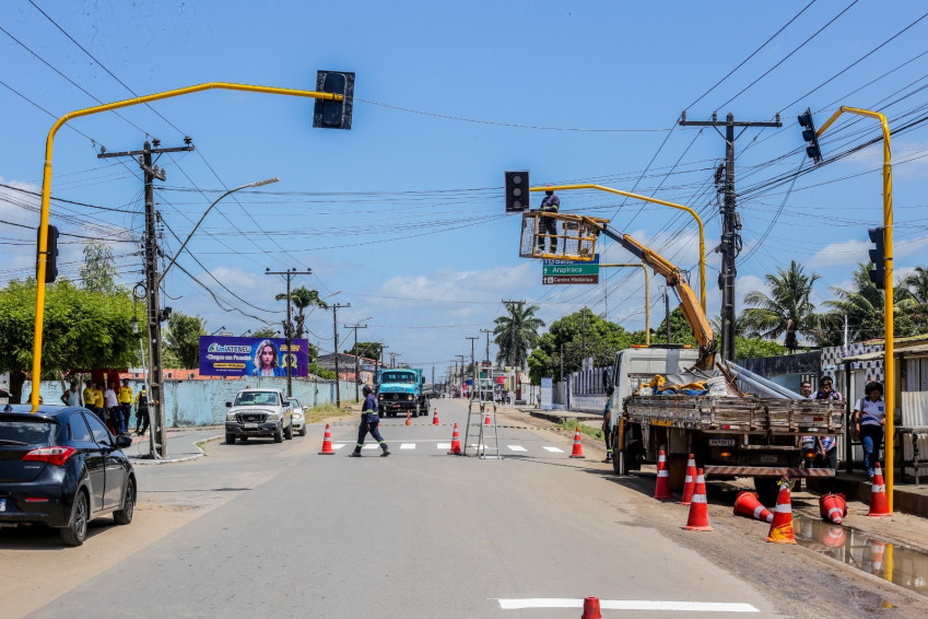 Prefeitura de Penedo instala semáforos em acesso com fluxo intenso de veículos