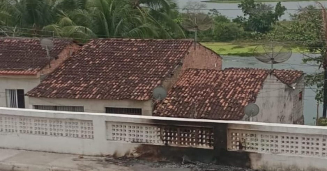 Cais recuperado no Barro Vermelho, em Penedo, é danificado após morador atear fogo em lixo