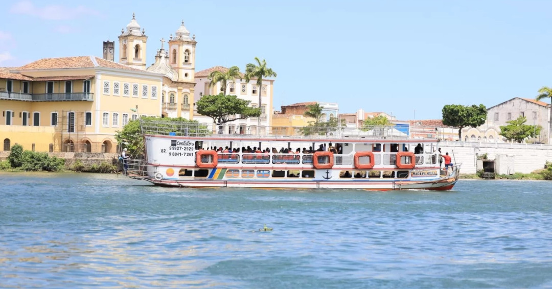 Com apoio da SEMARH Penedo, FPI do Rio São Francisco utiliza barco-escola durante atividades com estudantes