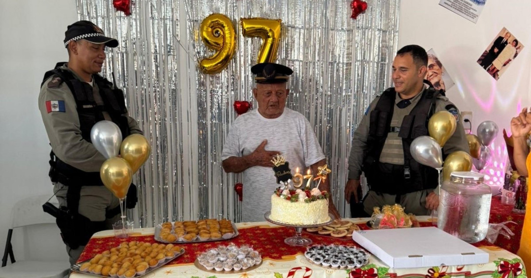 Veterano de 97 anos recebe surpresa da PM durante comemoração de aniversário