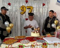 Veterano de 97 anos recebe surpresa da PM durante comemoração de aniversário