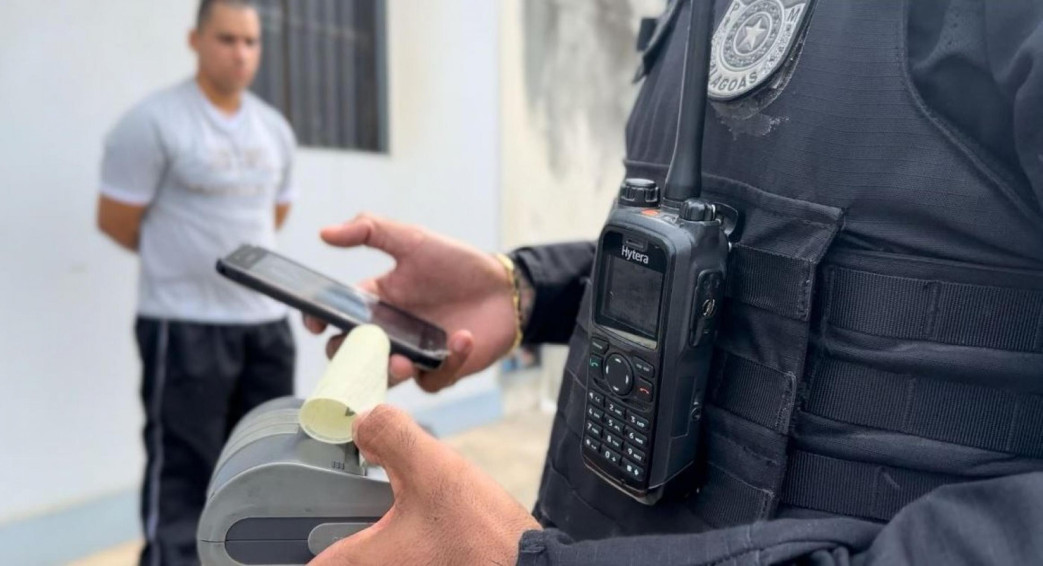 Jovem é preso em Penedo após colidir moto com viatura da Polícia Militar