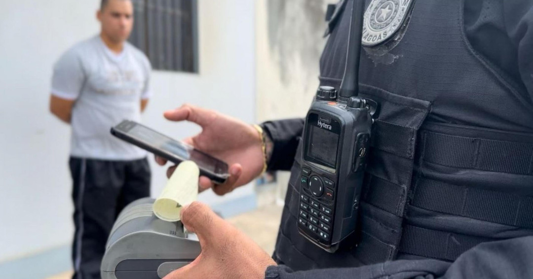 Jovem é preso em Penedo após colidir moto com viatura da Polícia Militar
