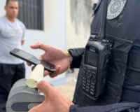 Jovem é preso em Penedo após colidir moto com viatura da Polícia Militar