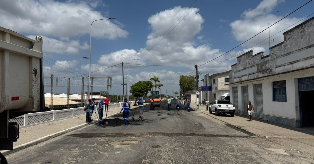 Parceria entre Governo de Alagoas e Prefeitura de Penedo recupera novo trecho de asfalto na cidade