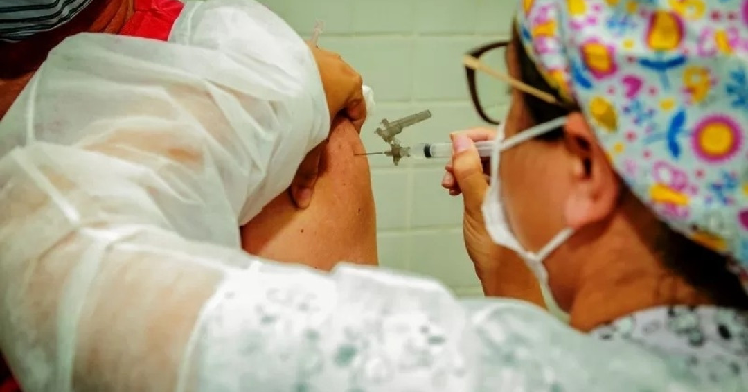 Secretaria de Saúde de Penedo vacina profissionais da saúde contra Covid a partir de segunda, 20