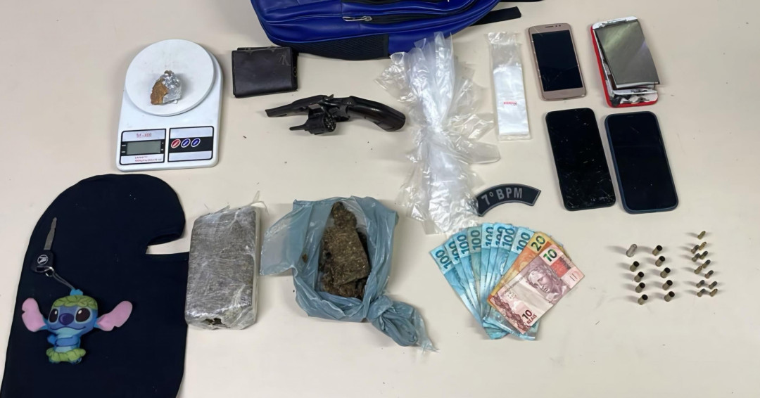 PM apreende duas armas e mais de meio quilo de drogas durante ações no interior
