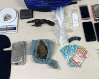 PM apreende duas armas e mais de meio quilo de drogas durante ações no interior