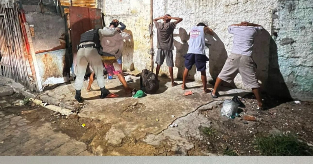 Homem é abordado com arma branca durante patrulhamento no Beco do Carvão, em Penedo