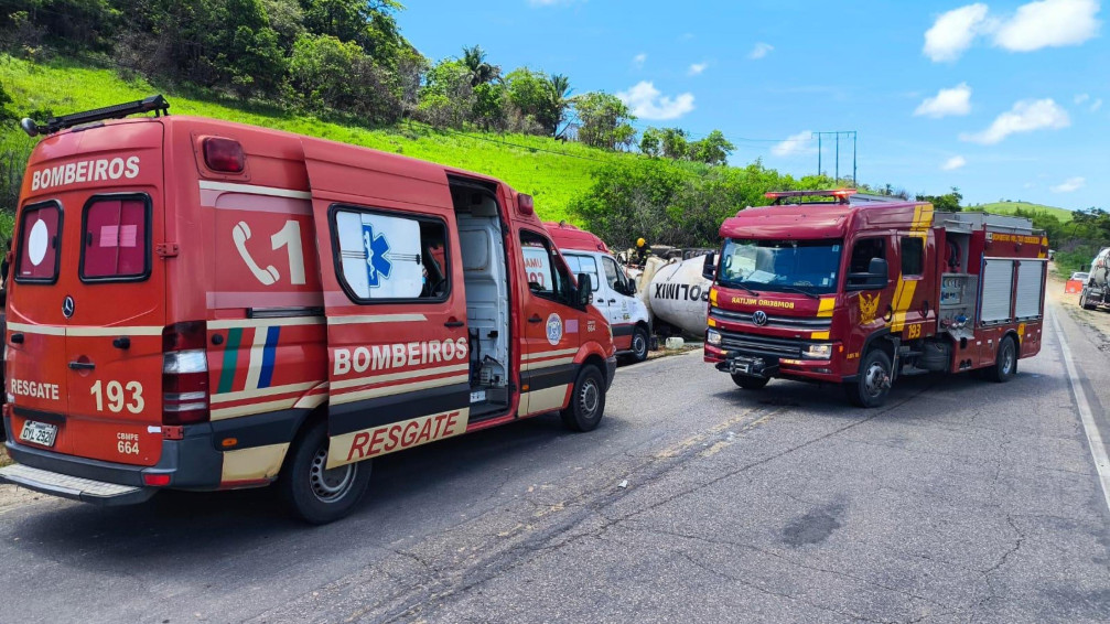 Bombeiros alagoanos resgatam motorista preso às ferragens em acidente na divisa com Pernambuco