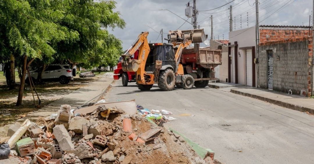 Prefeitura de Penedo recolhe 2.300 toneladas de entulhos das ruas da cidade