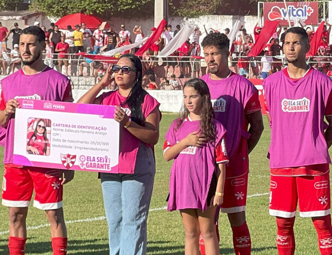 Jogadores do Penedense homenageiam mulheres penedenses com coletes do programa “Ela se Garante”