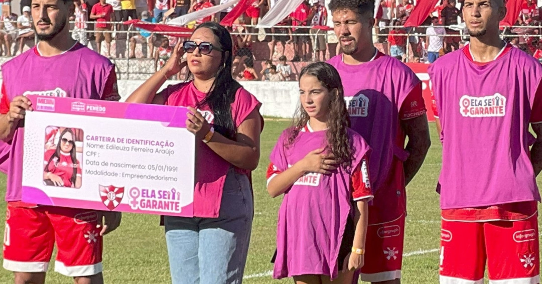 Jogadores do Penedense homenageiam mulheres penedenses com coletes do programa “Ela se Garante”