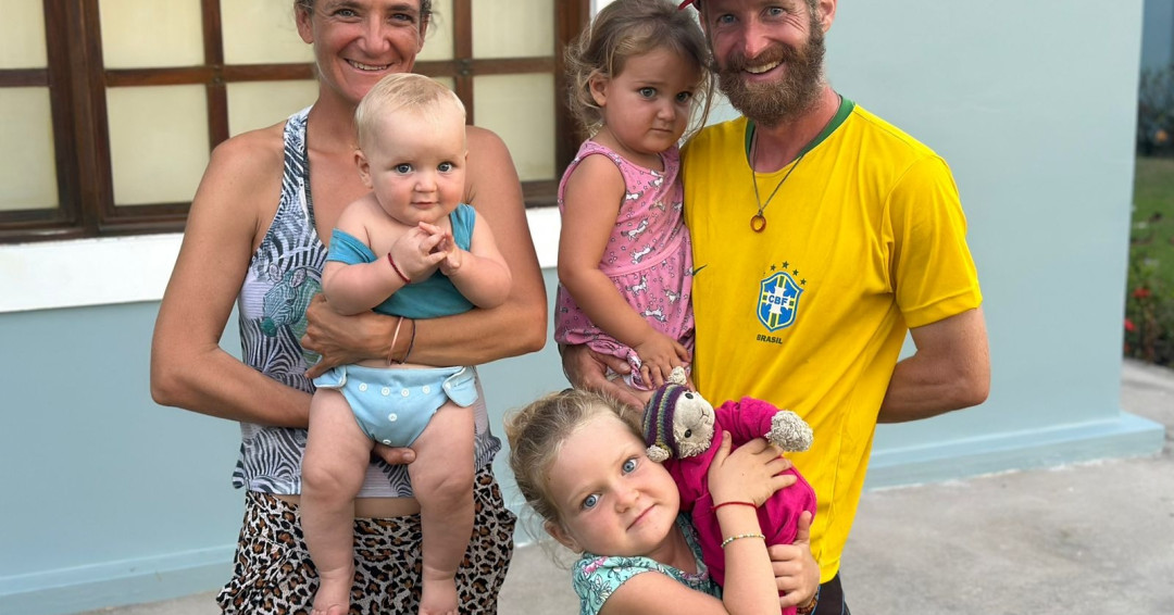 Casal de franceses que largou tudo para conhecer o mundo de bicicleta chega a Penedo