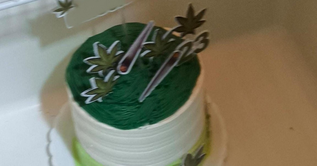 Polícia Militar flagra aniversário com bolo temático de apologia à maconha