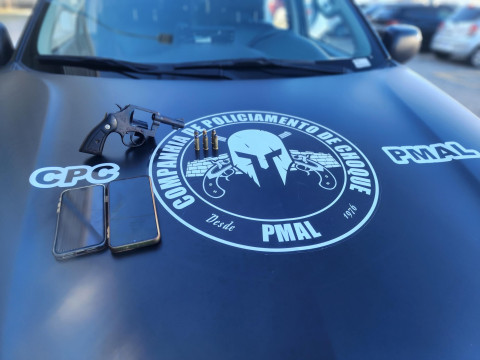 Arma de fogo e quase 3 kg de maconha são retirados das ruas em ações da PM