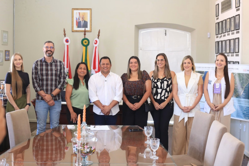 Prefeito em exercício Valdinho Monteiro empossa servidoras aprovadas no concurso da Prefeitura de Penedo
