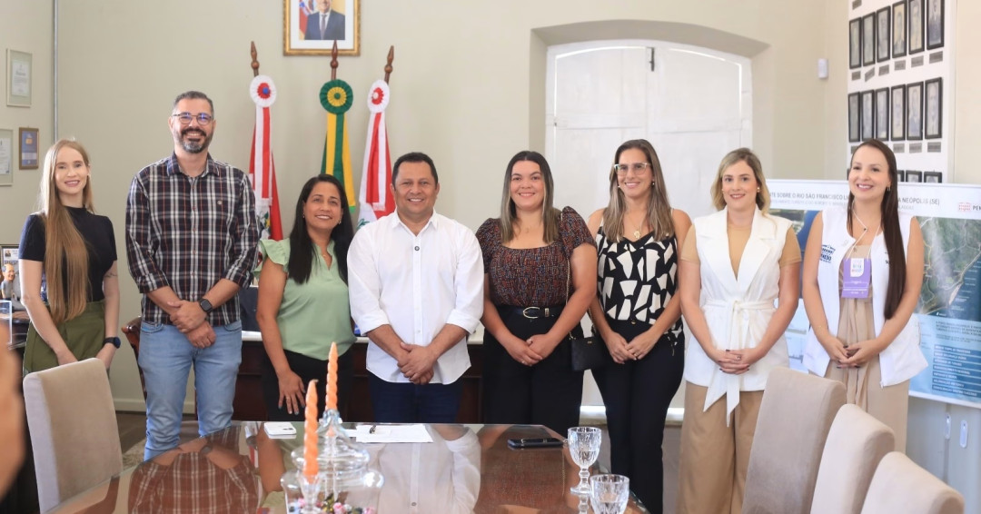 Prefeito em exercício Valdinho Monteiro empossa servidoras aprovadas no concurso da Prefeitura de Penedo