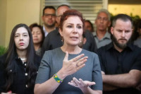 Carla Zambelli deixa o Brasil após condenação pelo STF e risco de prisão
