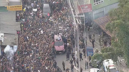 MC Poze do Rodo é solto após 5 dias e comemora liberdade em meio à multidão
