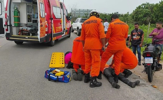 Colisão entre motocicletas deixa quatro feridos na AL-105 em Penedo