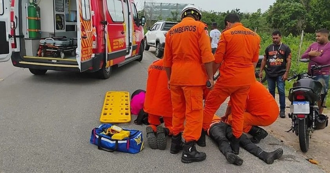 Colisão entre motocicletas deixa quatro feridos na AL-105 em Penedo