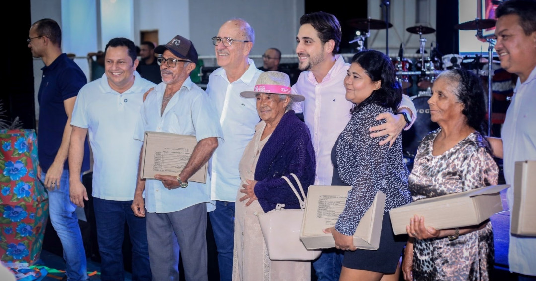Prefeitura de Penedo distribui kits escolar para estudantes da Educação de Jovens e Adultos - EJA