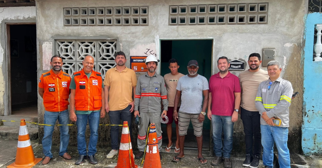 Prefeitura de Penedo realiza nova vistoria técnica para investigar solo de casa que está aquecendo