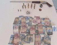 Polícia Militar  retira duas armas de fogo das ruas em ações no interior