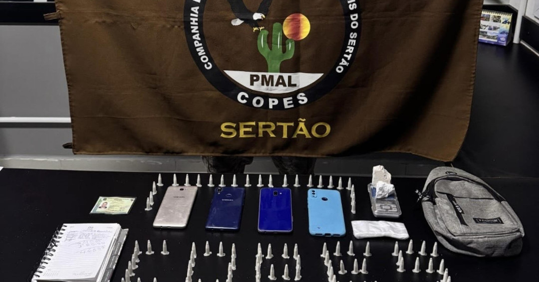 PM apreende arma e flagra tráfico de drogas em Penedo e Piranhas
