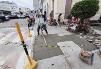 Calçadão ao lado do Theatro Sete de Setembro recebe melhorias na rede de esgoto