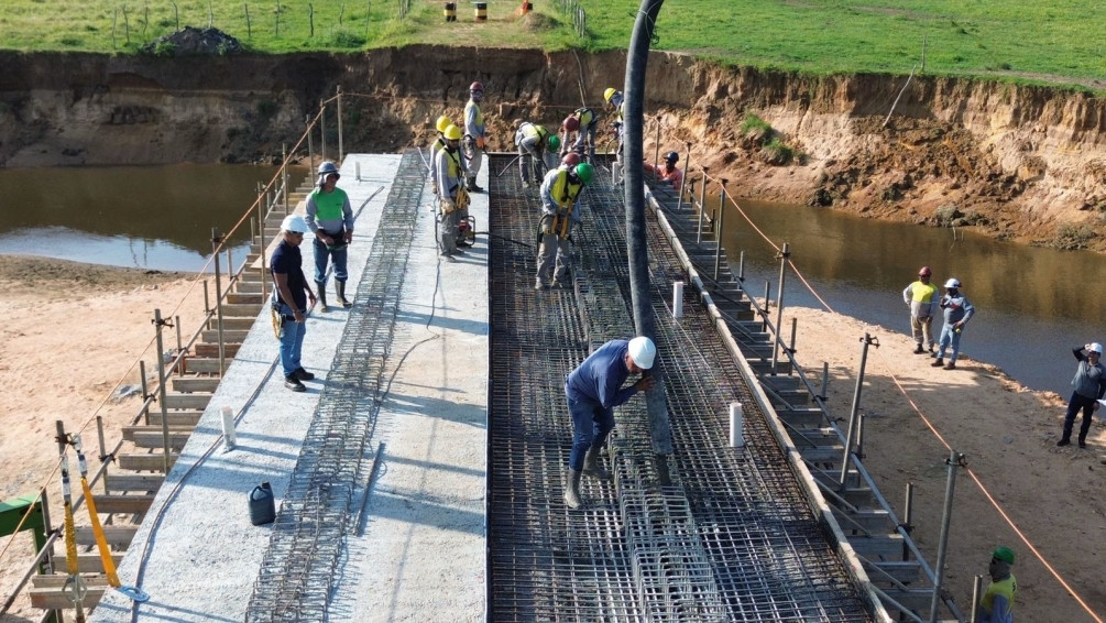 Obra da ponte da Ponta Mofina avança com a concretagem do suporte de sua estrutura