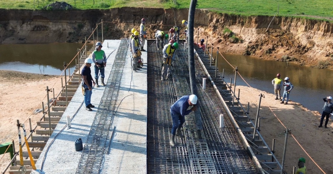 Obra da ponte da Ponta Mofina avança com a concretagem do suporte de sua estrutura