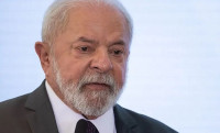 Presidente Lula tem pneumonia leve, cancela agenda e adia embarque para China