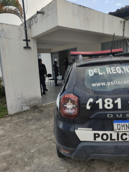 Após denúncia, polícia flagra casal de Penedo vendendo droga no Porto das Balsas, em Neópolis-SE