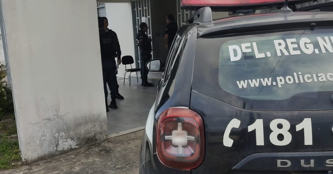 Após denúncia, polícia flagra casal de Penedo vendendo droga no Porto das Balsas, em Neópolis-SE