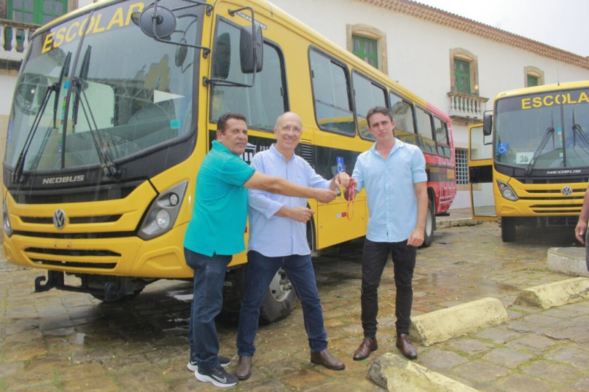 Prefeito Ronaldo Lopes entrega dez ônibus para transporte escolar