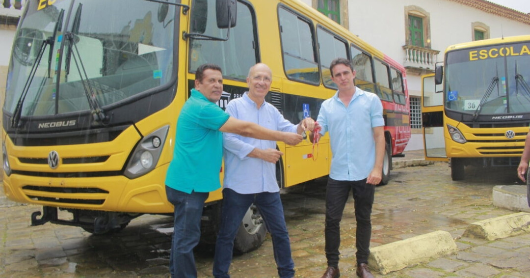 Prefeito Ronaldo Lopes entrega dez ônibus para transporte escolar