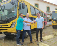 Prefeito Ronaldo Lopes entrega dez ônibus para transporte escolar