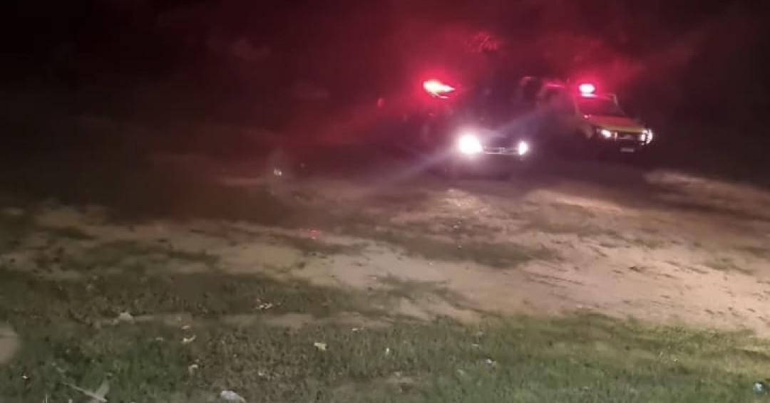 Corpo ensanguentado é encontrado enrolado em lençol próximo a prainha de Penedo