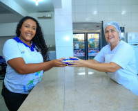 Mãe, amiga e confidente, merendeira cativa alunos de escola estadual