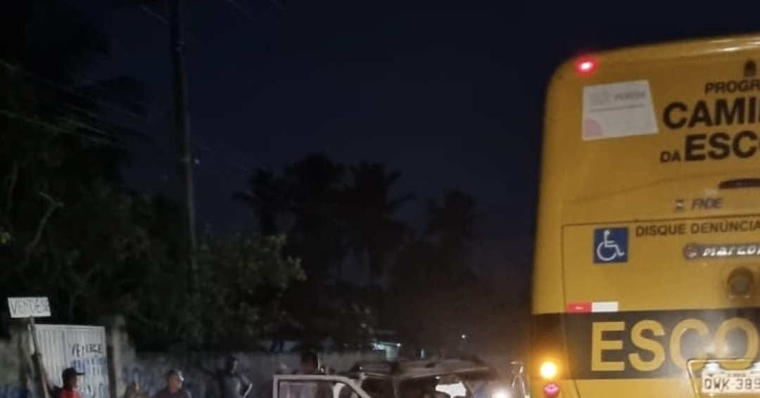 Colisão de carro com ônibus escolar de Penedo é registrada na Cerquinha das Laranjas